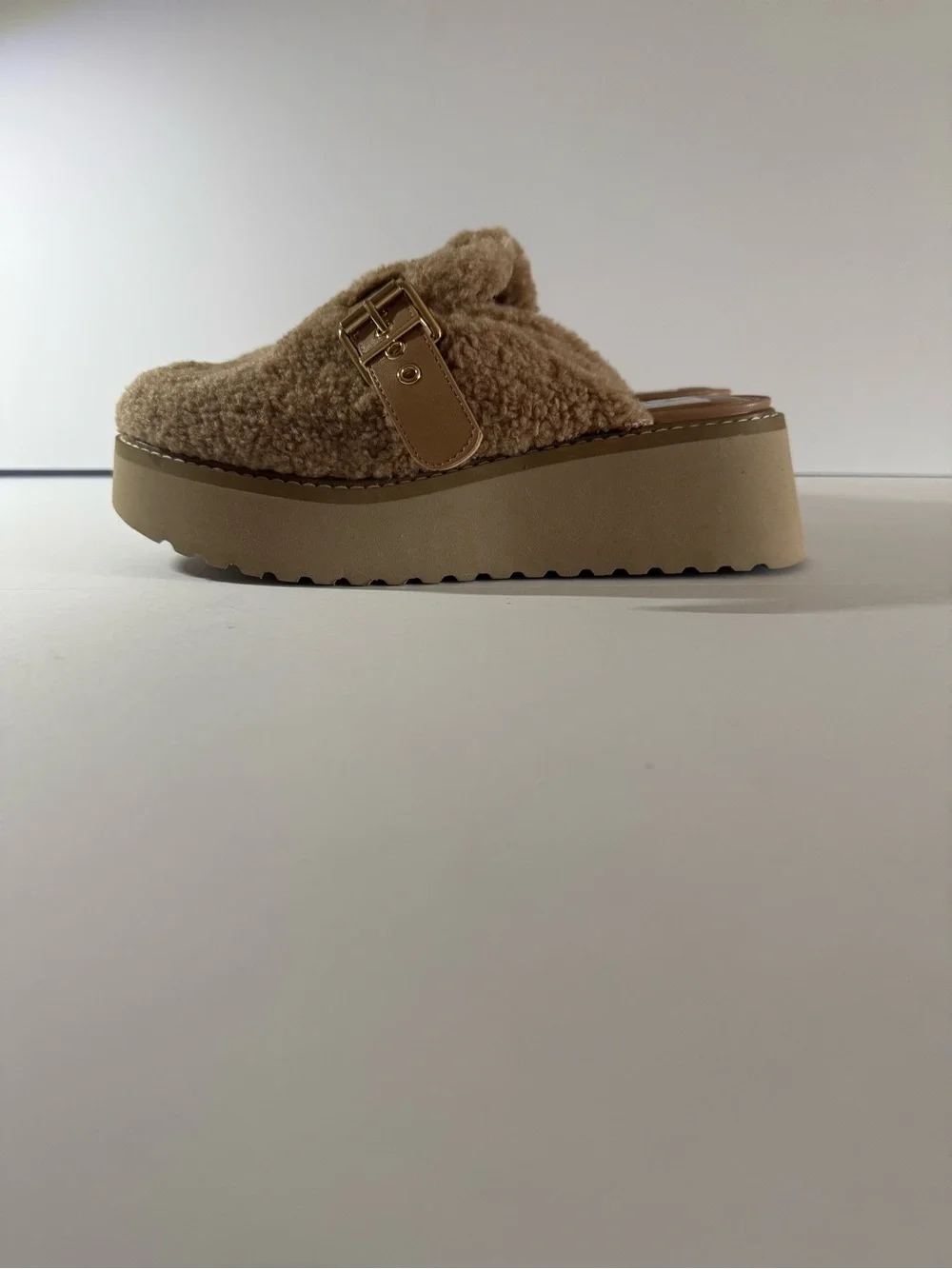 DV by Dolce Vita women’s Beige Sherpa Buckle Slip-Ons size 7